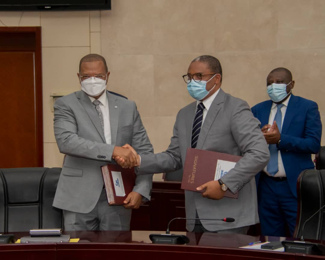 NOTA DE PRENSA DEL ACTO DE FIRMA DEL ACUERDO DE FINANCIACIÓN CON EL BANCO DE DESARROLLO DE LOS ESTADOS DE ÁFRICA CENTRAL PARA EL PROYECTO DE CONSTRUCCIÓN DEL TRAMO DE CARRETERA AKURENAM- MINANG
