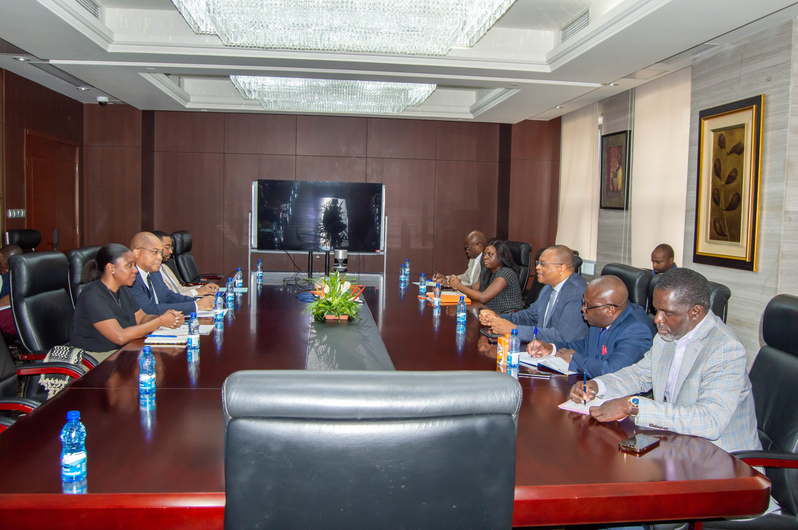 REUNIÓN DEL MINISTRO DE HACIENDA CON LA DIRECTIVA DE HOLDING G.E