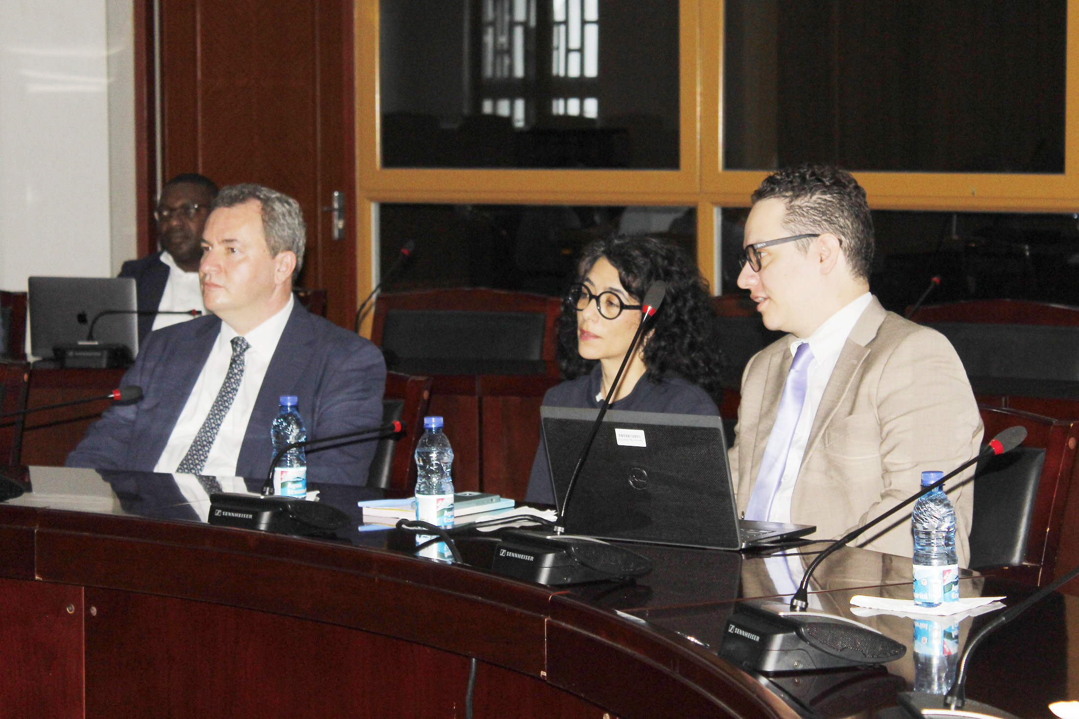 SESIÓN DE PRESENTACIÓN DEL PLAN ANALÍTICO DEL REPORTE DE POBREZA Y EQUIDAD DEL BANCO MUNDIAL EN LA SEDE DEL MINISTERIO DE HACIENDA, PLANIFICACIÓN Y DESARROLLO ECONÓMICO