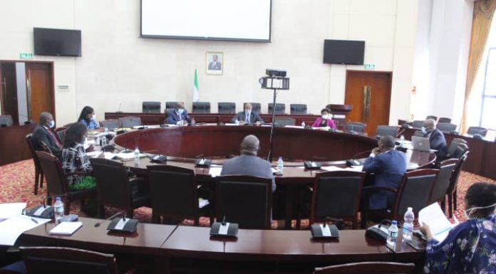 El Comité Nacional de Coordinación de los ODS se reúne con los Ministerios de Industria y Energía, Sanidad y Bienestar Social y Agricultura, Ganadería, Bosques y Medio Ambiente para armonizar sus presupuestos de emergencia frente al Covid-19 Hoy jueves 22 de abril, ha tenido lugar en la Sala Plenaria del Ministerio de Hacienda, Economía y Planificación, tres reuniones organizadas por la Comisión Nacional de Coordinación de los Objetivos de Desarrollo Sostenible en Guinea Ecuatorial con los departamentos ministeriales de Industria y Energía, representada por su Ministro titular, el Departamento de Sanidad y Bienestar Social, representado por su Vice Ministro y el Departamento de Agricultura, Ganadería, Bosques y Medio Ambiente, representado por el Secretario de Estado XXX. El objeto de estas reuniones, era el de continuar con la ronda de reuniones iniciadas ayer con todos los departamentos ministeriales, en el que cada departamento, explica el Plan Sectorial que ha elaborado para luchar contra el Covid19, en el marco de la implementación del Decreto 43/2020 de fecha 31 de marzo de 2020. Al igual que ayer, las reuniones han sido presididas por el Excmo. Sr. Ministro de Hacienda, Economía y Planificación, asistido del resto de los miembros de la Comisión:el Excmo. Ministro de Justicia, Culto e Instituciones Penitenciarias, el Excmo. Ministro Delegado de Interior y Corporaciones Locales, el Excmo. Ministro de Industria y Energía, la Excma. Secretaria de Estado Encargada de Planificación y Seguimiento del Plan Nacional de Desarrollo , la Excma. Secretaria de Estado encargada de la Tesorería, el Excmo. Secretario de Estado de Presupuestos y Control Financiero, y los respectivos directores Generales, entre otros. Durante de las sesiones de la jornada de hoy se han debatido los siguientes aspectos: 1. Para el Ministerio de Sanidad y Bienestar Social. Este departamento ministerial ha presentado dos programas complementarios. Por un lado, el Plan de Reforzamiento del Sistema de Salud para la Respuesta Nacional contra el Covid19 en Guinea Ecuatorial. Se trata de un Plan en el que se desagregan las actividades de los 12 componentes de reforzamiento de un sistema Sanitario recomendadas por la Organización Mundial de la Salud. El representante de dicho departamento, ha expuesto en éste punto, el detalle de las actividades que van desde la prevención, la mitigación, la adquisición de equipamiento y la comunicación contra el Covid19. Para este plan específicamente, si bien el sector fue felicitado por su excelente trabajo, la Comisión Nacional de Coordinación le sugirió revisar el presupuesto de las actividades, así como incluir mayor detalle sobre sobre resultados esperados, mecanismos de seguimiento y evaluación del plan, para que su impacto pueda ser medible. El segundo programa presentado por dicho departamento, fue el Proyecto de Refuerzo de la Prestación de Servicios de la Salud en Guinea Ecuatorial. Este Proyecto ha sido concebido específicamente para acceder a los 15.000.000.000 quince mil millones de francos que el Banco de Desarrollo de los Estados de África Central (BDEAC), pone a disposición de cada país miembro de la subregión, para hacer frente a los efectos del Covid19. Si bien dicho proyecto constaba de todos los detalles explicativos, se le ha recomendado al departamento incluir adjuntar en anexo, una mayor desagregación de las actividades y el presupuesto. 2. Para el Ministerio de Industria y Energía. Se han presentado un paquete de propuestas relativas a eximir a los usuarios (físicas y jurídicas) del pago del fluido eléctrico durante el tiempo que dure el Covid19. Dichas personas físicas y jurídicas, engloban hoteles, restaurantes, consumidores individuales (pequeños y medianos con determinado volumen de consumo mensual), discotecas, bares, casinos y aquellos establecimientos públicos cuya actividad ha sido completamente cerrada por el Estado de Emergencia Sanitaria. Sin embargo, dada la dificultad de identificación clara de dichos grupos, y la necesidad de un mayor análisis sobre el impacto que supone dicha medida para el Gobierno, así como del cuidado de la estabilidad financiera de la propia empresa Segesa, se ha recomendado a dicho departamento, hacer unos análisis más profundos y con información precisa sobre el impacto y los mecanismos de compensación que utilizará el Gobierno con dichos grupos. 3. Para el Ministerio de Agricultura, Ganadería y Bosques y Medio Ambiente. El departamento presentó el Plan Nacional de Evacuación de los productos Agrícolas de la periferia a los mercados de las principales ciudades del país. El plan constará de dos fases. Un primer periodo de ejecución estimado de Abril a Junio de 2020, y un segundo periodo que va de Julio a Septiembre de 2020. En cada una de las fases, el departamento tiene por objetivo proveer a los mercados nacionales de los productos agropecuarios de primera necesidad, evitando al máximo las roturas de stock, las subidas de precios y la movilidad de los consumidores. El departamento también fue felicitado y se le requirió el establecimiento de un mecanismo anti riesgo de rotura futura de la cadena de suministro analizando cada uno de los posibles riesgos y proveyendo las correspondientes estrategias de solución. A modo de conclusión, los planes sectores de lucha contra los efectos del Covid19, están ya en la fase de conclusión. A medida que avancen las reuniones y se vayan definiendo las versiones finales de dichos planes, el Ministerio de Hacienda, Economía y Planificación como ministerio tutor, copresidente de la Comisión Nacional de Coordinación de los ODS en Guinea Ecuatorial, presentará en la mayor brevedad posible, todos los planes de acción. Dicho departamento, está trabajando simultáneamente en el análisis y la identificación de todas las posibilidades fuentes de financiación nacional y extranjera (de los Organismos Económicos y Financieros Internacionales), para que dichos planes sean puestos en marcha, con efectos inmediatos, una vez sean aprobados por el Gobierno. Mañana, 24/04/2020, les toca el turno a los departamentos de Seguridad Nacional, Pesca y Recursos Hídricos y de nuevo, al Ministerio de Educación, Enseñanza Universitaria y Deportes, para recibir la versión definitiva del Plan elaborado por dicho sector, tras las correcciones recomendadas en la reunión del pasado 22/04/2020.