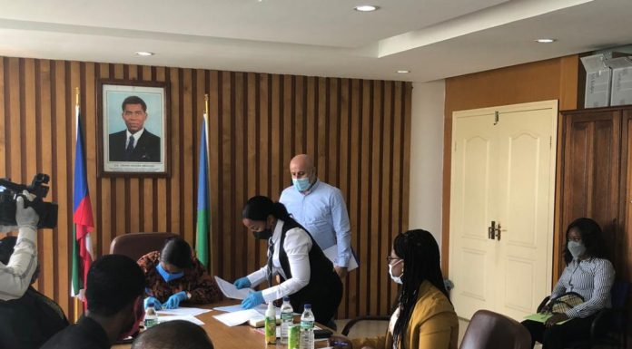 Entrega de cheques a los supermercados para dar inicio a la distribución de los kits de alimentos y de salud e higiene a las familias en condición de vulnerabilidad en todo el ambito nacional.