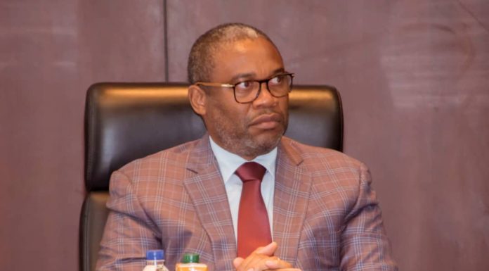 El Ministro de Hacienda, Economía y Planificación inspecciona todos los departamentos de la institución