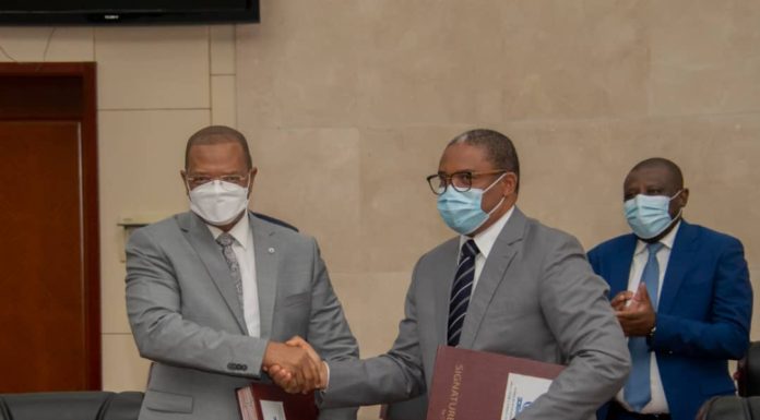 NOTA DE PRENSA DEL ACTO DE FIRMA DEL ACUERDO DE FINANCIACIÓN CON EL BANCO DE DESARROLLO DE LOS ESTADOS DE ÁFRICA CENTRAL PARA EL PROYECTO DE CONSTRUCCIÓN DEL TRAMO DE CARRETERA AKURENAM- MINANG