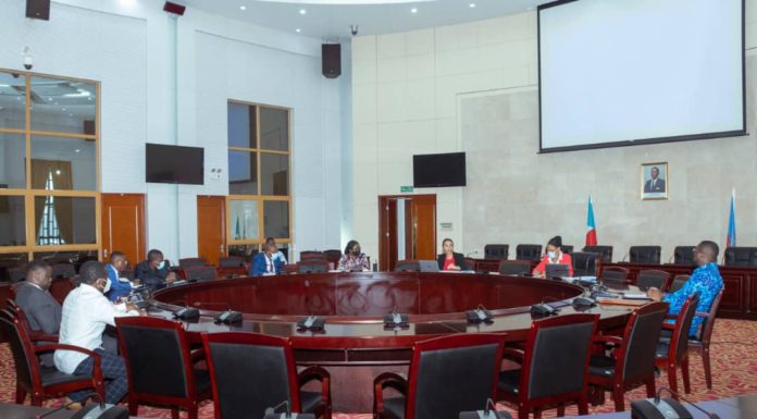 Nota de prensa de la reunión de presentación de la Estructura Nacional de Coordinación y Seguimiento del Programa de Reformas Económicas y Financieras de la CEMAC (PREF-CEMAC)