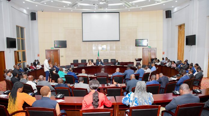 REUNIÓN DEL VICEMINISTRO DE HACIENDA Y PRESUPUESTOS CON EL PERSONAL DE LA DIRECCIÓN GENERAL DE IMPUESTOS