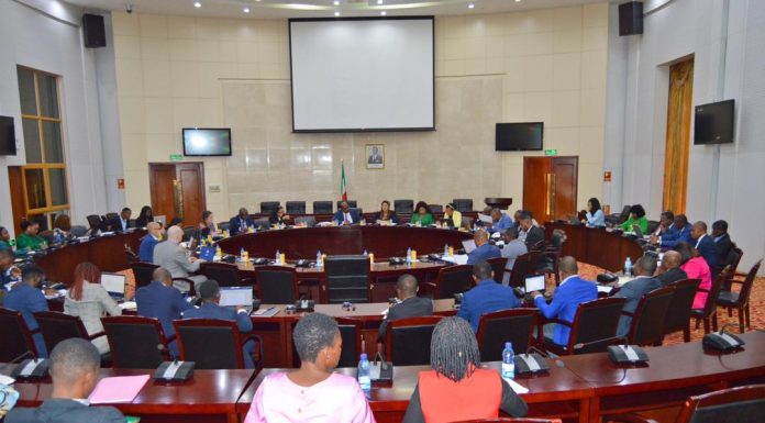 REUNIÓN DE LA COMITIVA DEL GOBIERNO CON LOS EXPERTOS DE FMI