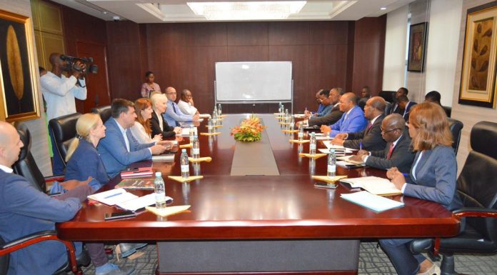 AUDIENCIA DEL MINISTRO DE HACIENDA Y PRESUPUESTOS CON LA DELEGACIÓN DE SERBIA