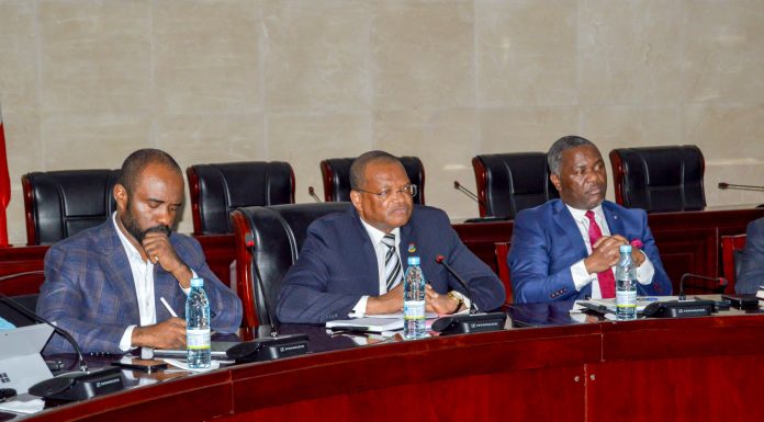 LAS EMPRESAS PETROLERAS TIENEN UN PLAZO DE 30 DÍAS PARA ABRIR CUENTAS DE OPERACIONES EN LOS BANCOS NACIONALES