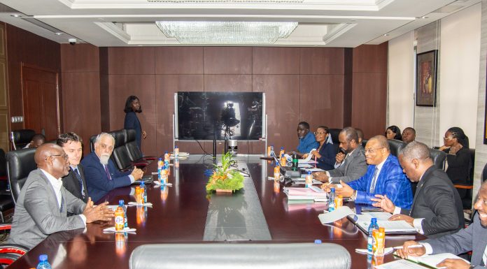 REUNIÓN DE LOS DEPARTAMENTOS DE HACIENDA Y MINAS CON LAS EMPRESAS EXTRACTIVAS QUE OPERAN EN EL PAÍS