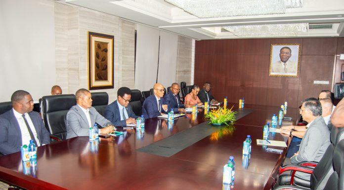 REUNIÓN DE LA DIRECTIVA DE HACIENDA CON LOS RESPONSABLES DE LAS FIRMAS COMERCIALES QUE OPERAN EN EL PAÍS